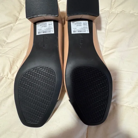 Clarks Tan and Black Block Heels - Picture 4 of 7